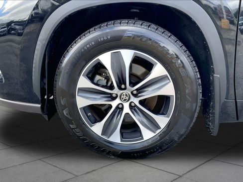 Used 2020 Toyota Highlander XLE AWD/4WD image 11