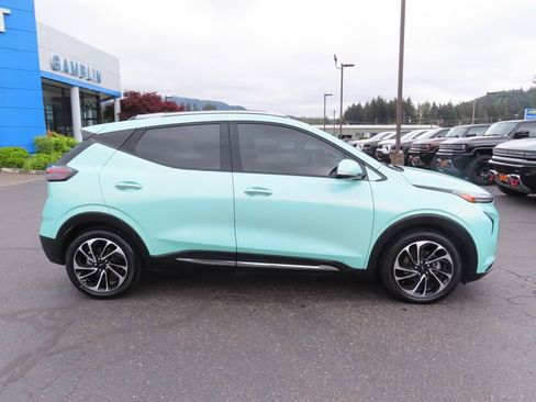 Used 2023 Chevrolet Bolt EUV Premier w/ Sun & Sound Package FWD image 9