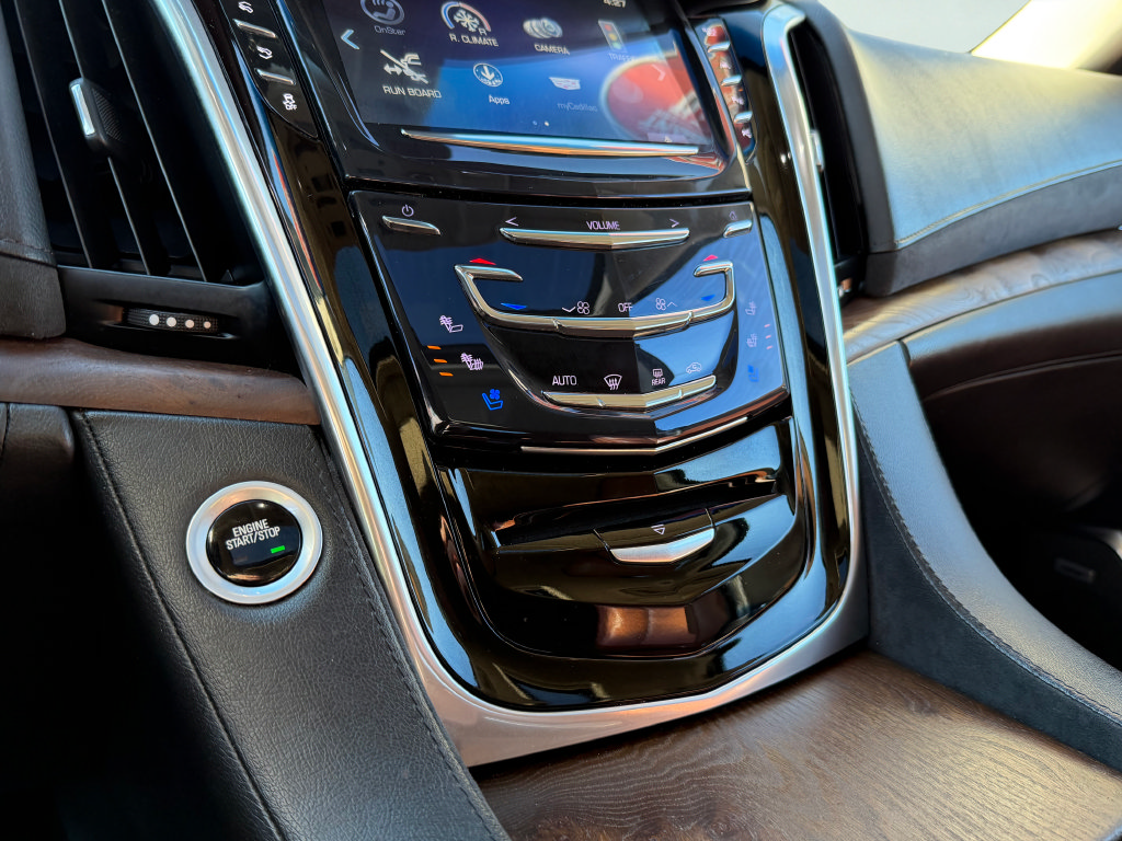 Used 2019 Cadillac Escalade Premium Luxury AWD/4WD image 16