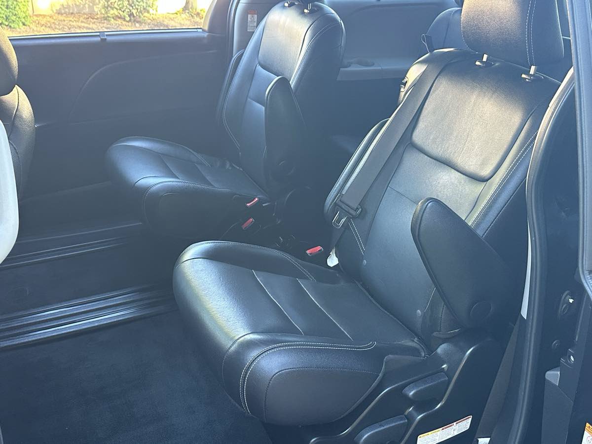 Used 2017 Toyota Sienna SE w/ SE Preferred Package FWD image 11