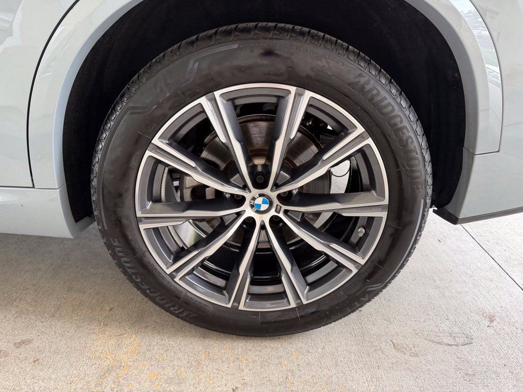 Used 2025 BMW X5 xDrive40i w/ M Sport Package AWD/4WD image 17