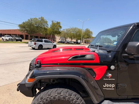Used 2019 Jeep Wrangler Unlimited Sahara AWD/4WD image 11