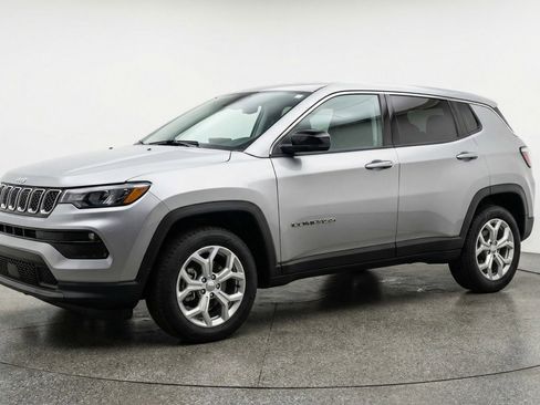 Used 2025 Jeep Compass Latitude image 3