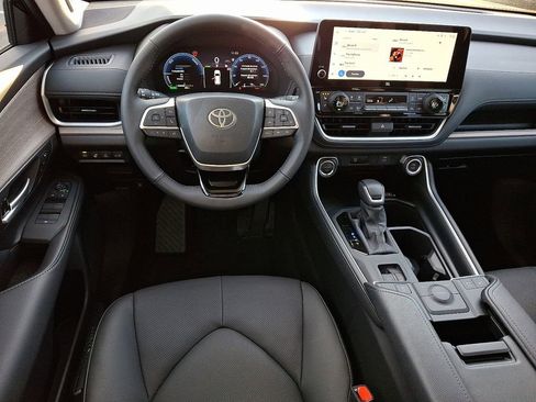 Used 2025 Toyota Grand Highlander AWD Hybrid image 26