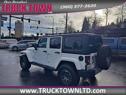 Used 2017 Jeep Wrangler Unlimited Sahara w/ Connectivity Group image 7