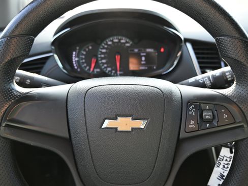 Used 2019 Chevrolet Trax LS FWD image 28