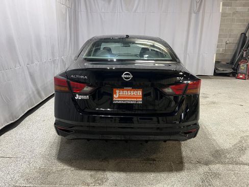 Used 2024 Nissan Altima 2.5 SV FWD image 3