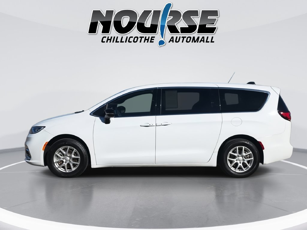 Used 2025 Chrysler Pacifica Select FWD image 5