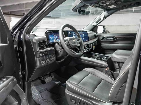 Used 2025 Chevrolet Suburban Premier RWD image 15