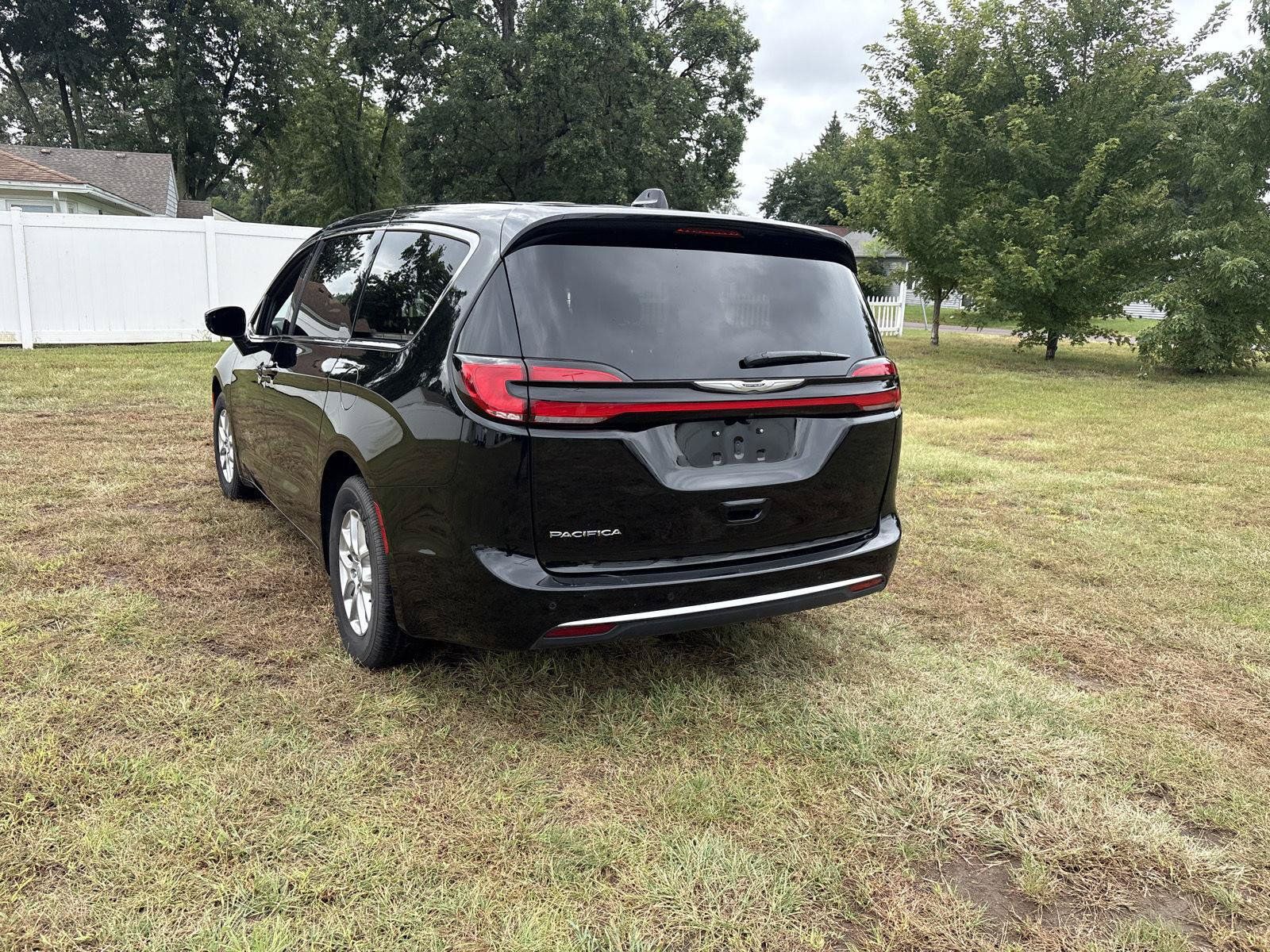 Used 2026 Chrysler Pacifica Select FWD image 7
