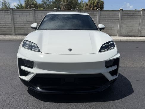 Certified 2024 Porsche Macan Turbo Electric AWD/4WD image 11