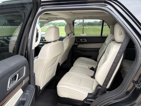 Used 2016 Ford Explorer Platinum image 11