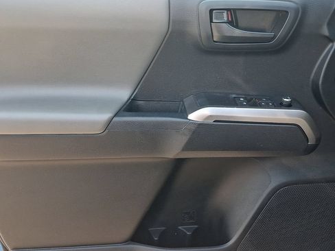 Used 2018 Toyota Tacoma SR5 AWD/4WD image 12