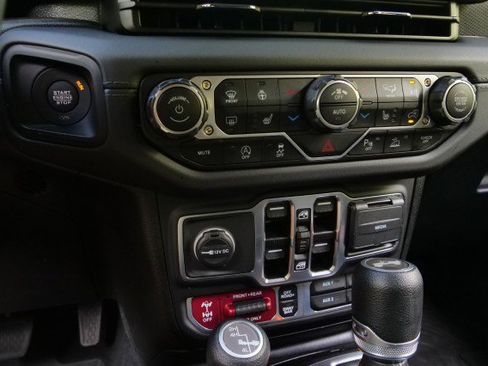 Used 2024 Jeep Wrangler Unlimited Rubicon w/ Technology Group image 14