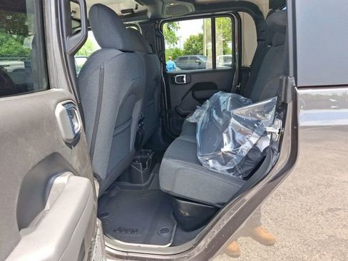 New 2025 Jeep Gladiator Sport image 18