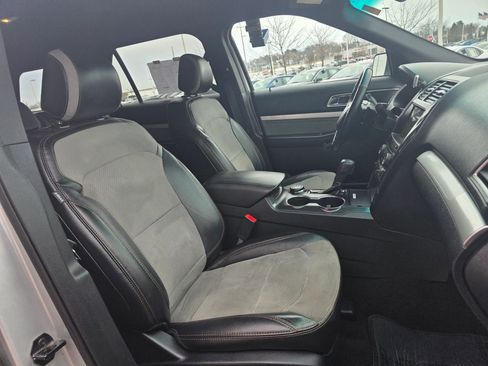 Used 2017 Ford Explorer XLT w/ Equipment Group 202A AWD/4WD image 9