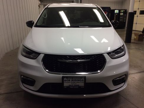 Used 2024 Chrysler Pacifica Touring-L image 9