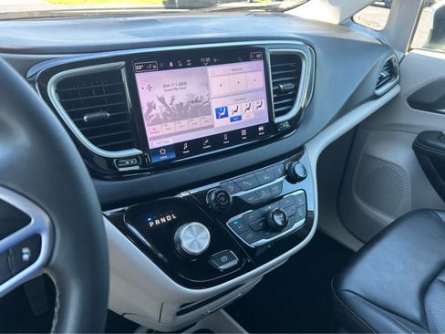 Used 2023 Chrysler Pacifica Touring-L FWD image 32