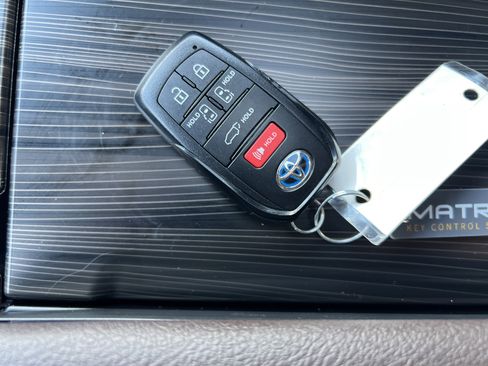 Used 2024 Toyota Sienna Platinum FWD image 34