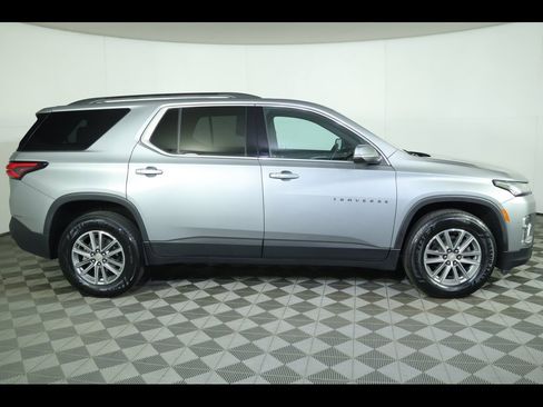 Used 2023 Chevrolet Traverse LT image 2