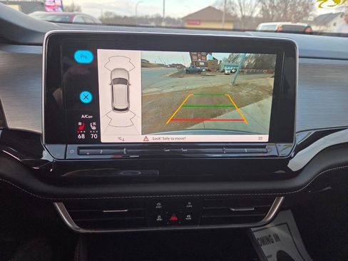 Used 2025 Volkswagen Atlas Cross Sport SE image 9