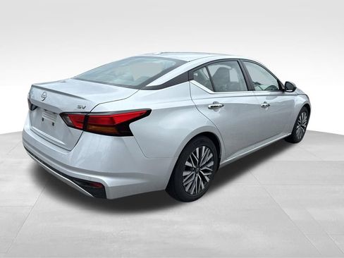 Used 2024 Nissan Altima 2.5 SV FWD image 5