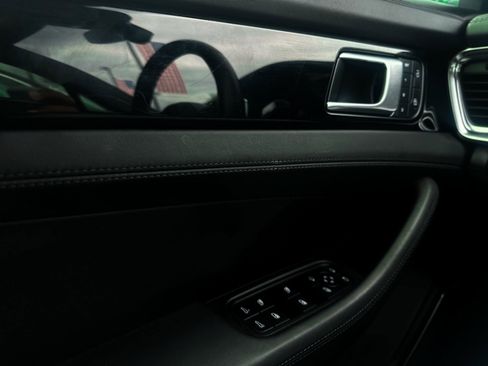 Used 2022 Porsche Panamera w/ Premium Package image 23