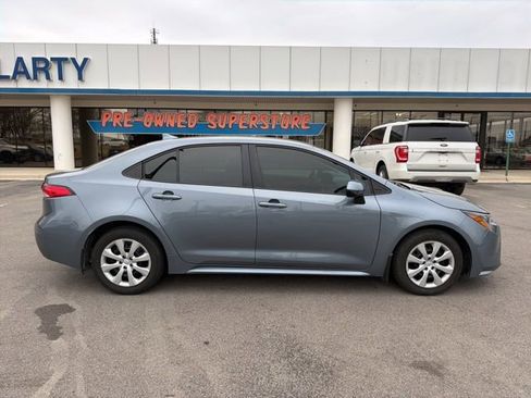 Used 2025 Toyota Corolla LE image 3