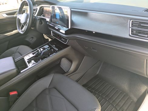 Used 2024 Volkswagen Atlas Cross Sport SE image 13