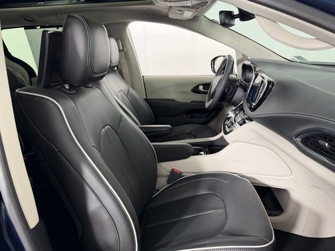 Used 2023 Chrysler Pacifica Limited w/ Uconnect Theater Family Group image 36