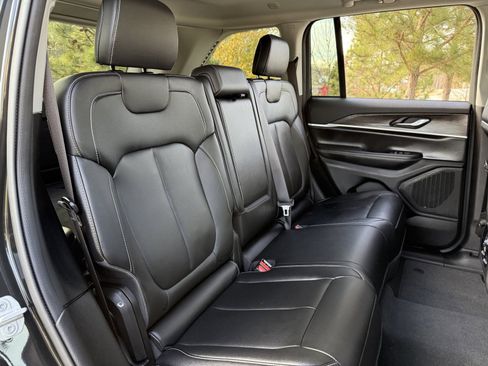 Used 2023 Jeep Grand Cherokee Limited image 41