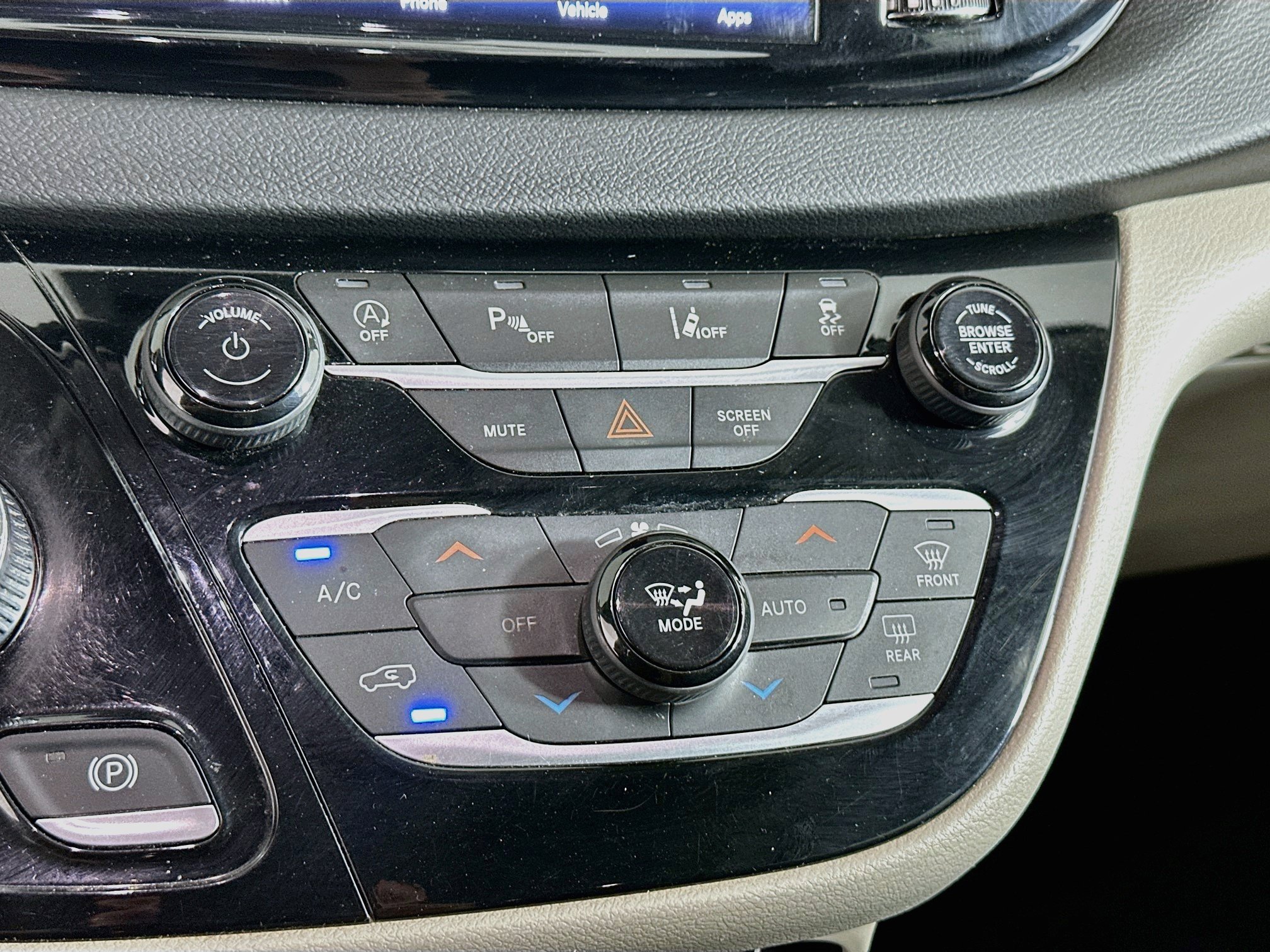 Used 2023 Chrysler Pacifica Touring-L FWD image 23