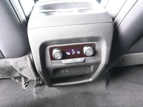 Used 2025 Chevrolet Traverse LT FWD image 33