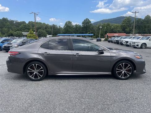 Used 2018 Toyota Camry SE w/ Moonroof Package FWD image 7