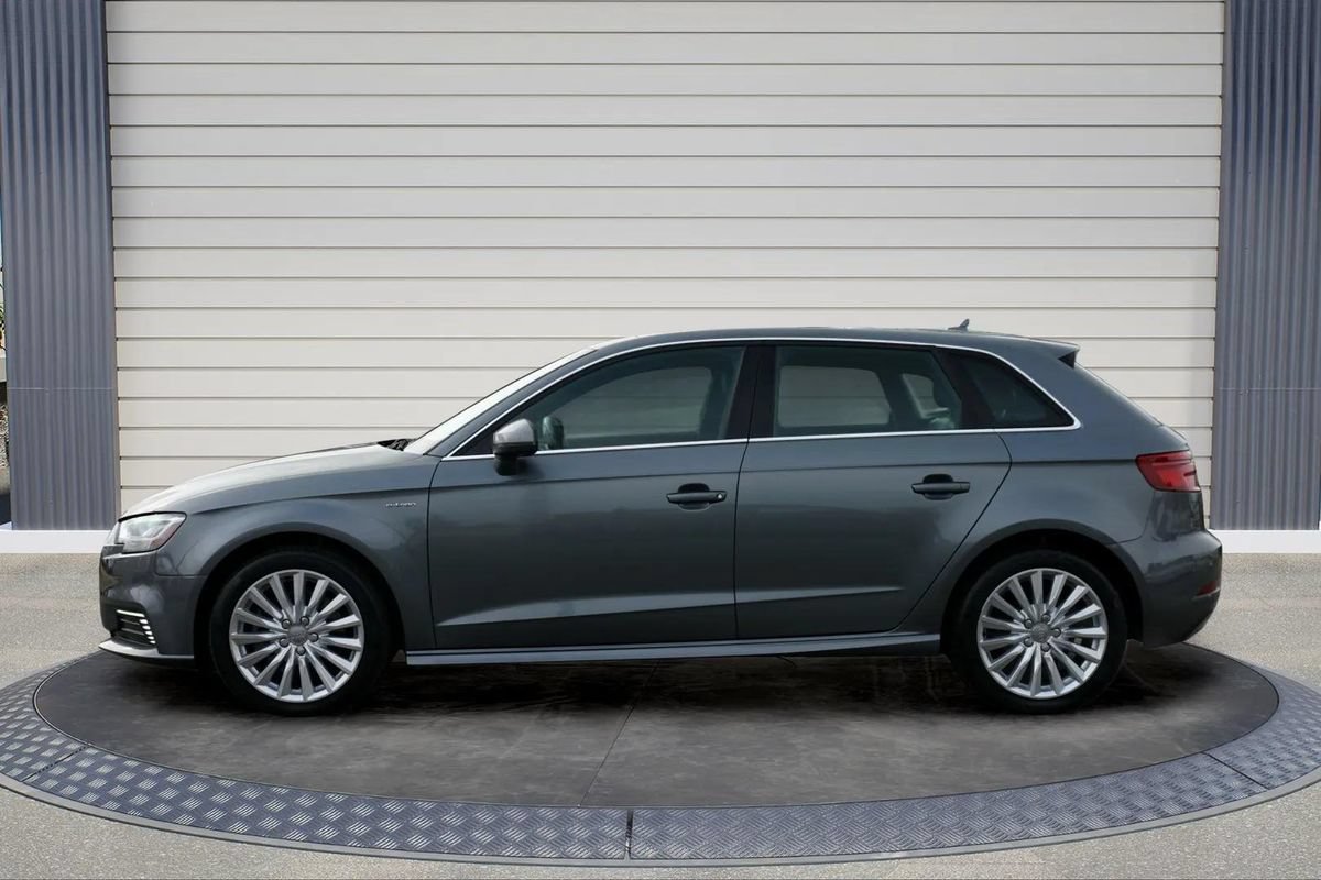 Used 2017 Audi A3 e-tron Prestige FWD image 4