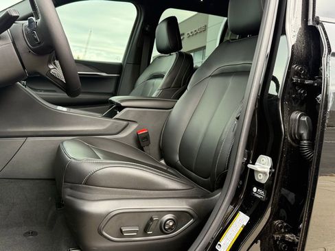 New 2025 Jeep Grand Cherokee Limited w/ Black Appearance Package image 2