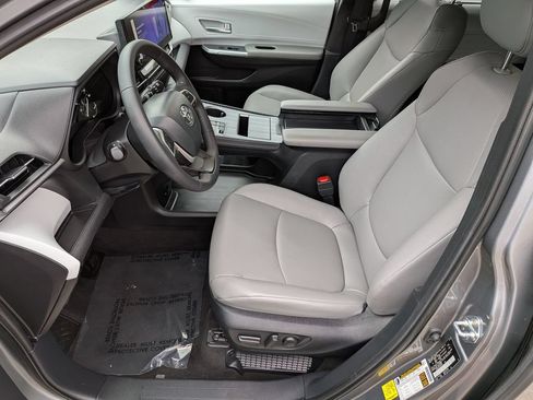 Used 2026 Toyota Sienna XLE FWD image 16