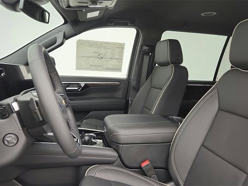 New 2025 Chevrolet Suburban Premier image 17