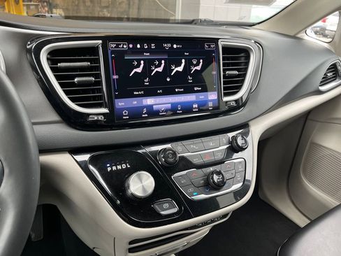 Used 2023 Chrysler Pacifica Touring-L image 21