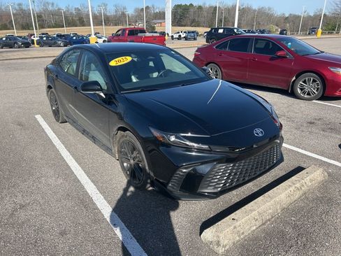 Used 2025 Toyota Camry SE image 3