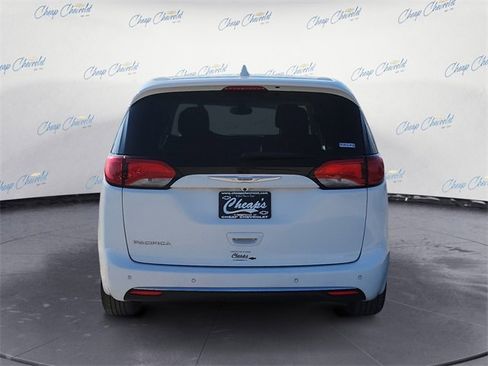Used 2020 Chrysler Pacifica Touring image 4