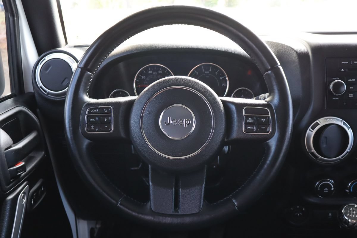 Used 2015 Jeep Wrangler Unlimited Rubicon w/ Connectivity Group AWD/4WD image 19
