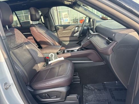 Certified 2025 Ford Explorer Platinum w/ LUX Leather Package image 32