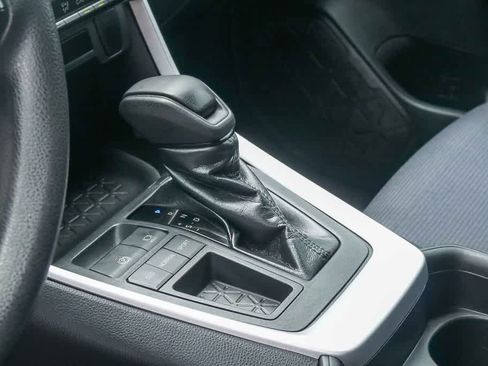 Used 2019 Toyota RAV4 LE FWD image 19