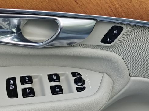 Certified 2022 Volvo XC90 T8 Inscription Expression w/ Advanced Package image 10