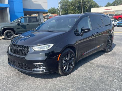 Used 2025 Chrysler Pacifica Limited FWD image 7