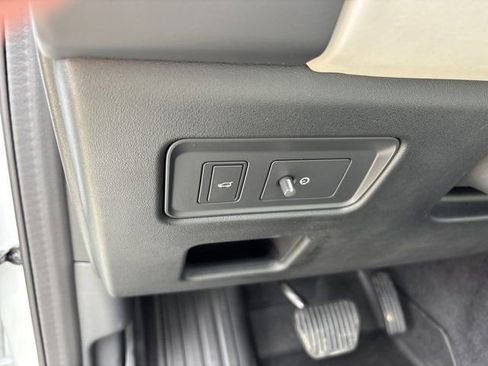 Used 2024 Land Rover Discovery S AWD/4WD image 26