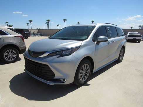 Used 2024 Toyota Sienna XLE FWD image 1