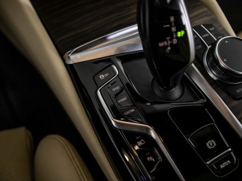 Used 2023 BMW 530e w/ Premium Package image 31