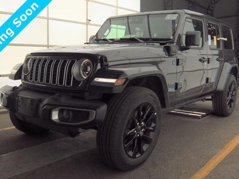 Used 2025 Jeep Wrangler Unlimited Sahara w/ Safety Group image 3